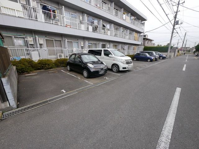 【狭山市狭山台のアパートの駐車場】