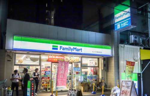 コンビニ　ファミリーマート カツラギ南本町店（コンビニ）まで437m