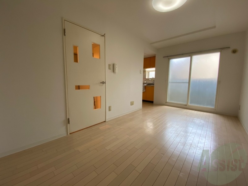 居室・リビング　リビングです。木目のフローリングが落ち着きますね。