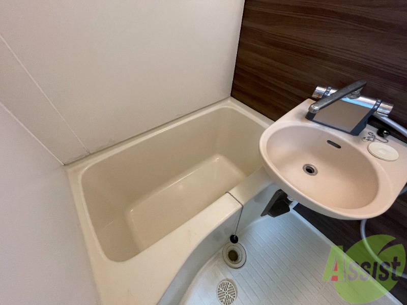 バス・シャワールーム　浴槽付きのお風呂です。ここで一日の疲れを癒しましょう。