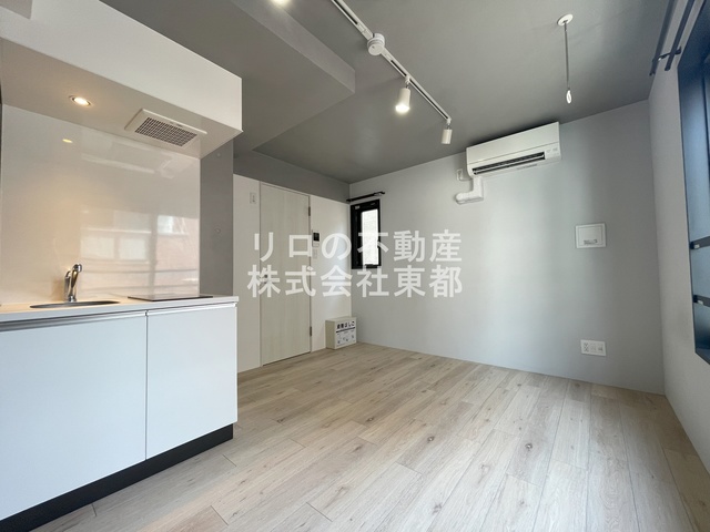 居室・リビング　２面採光なので、明るく風通しのよい過ごしやすいお部屋です♪