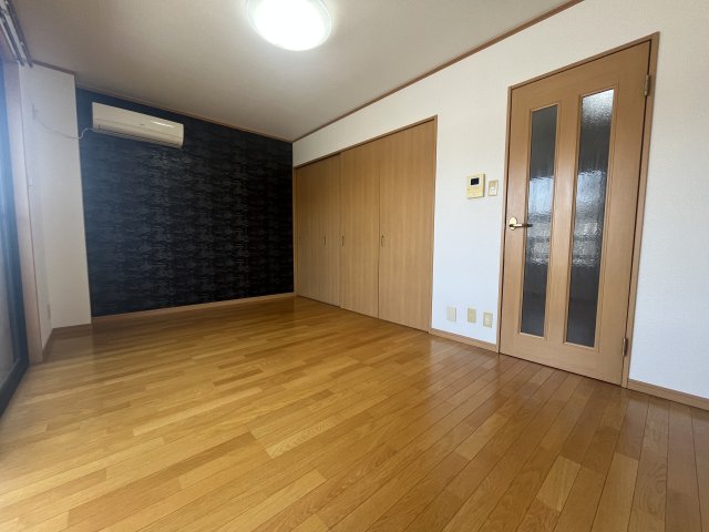 居室・リビング　南洋室は、バルコニーに面しており、エアコン設置済 (※設備で