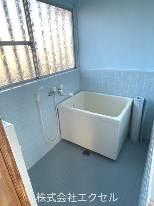 バス・シャワールーム　給湯リモコン付きです。