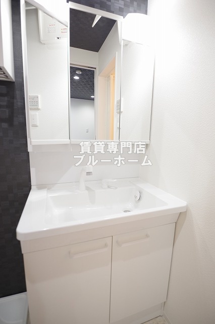 洗面設備　収納付き三面鏡独立洗面台！