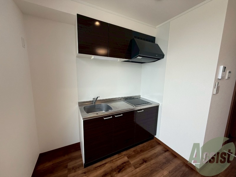 キッチン　キッチンは２口のＩＨコンロ付きです。便利ですね。