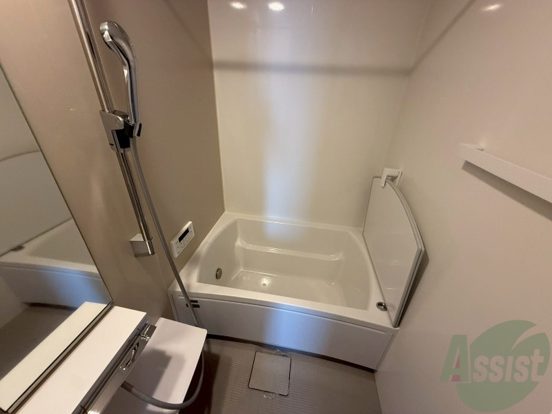 バス・シャワールーム　浴室は追い焚き給湯、浴室乾燥機付きですよ。