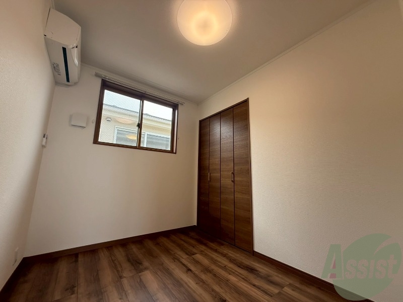 その他部屋・スペース　寝室は３．７帖の洋室です。セミダブルなら置けそうですね。