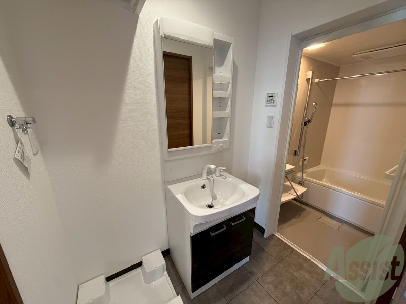 洗面設備　洗面台は独立洗面台です。毎日の身支度が楽しくなりますね。