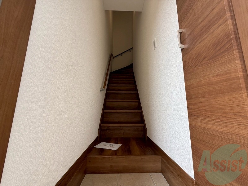 玄関　玄関から撮影しました。階段に手すりがついているのはいいですね