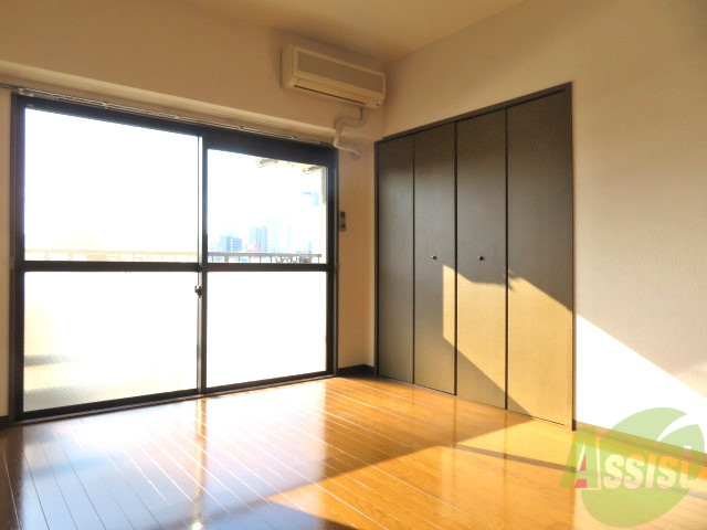 その他部屋・スペース　７帖の洋室を撮影しました。２枚戸から陽が射しています。