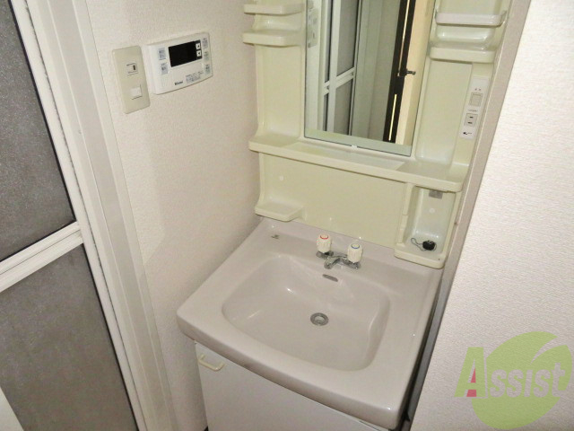 洗面設備　洗面台。朝の身支度はここでばっちり決めましょう。