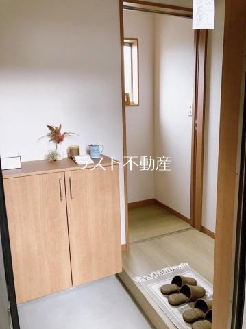 玄関　写真は同タイプ、別物件の写真となります。