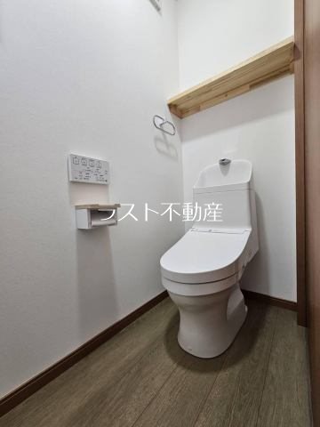トイレ　写真は同タイプ、別物件の写真となります。
