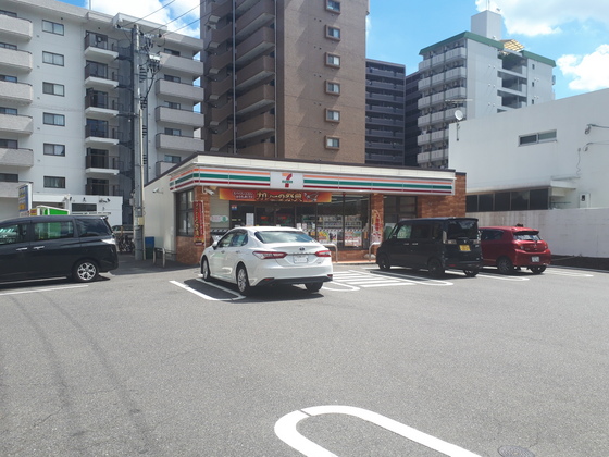 コンビニ　セブンイレブン広島三篠１丁目店（コンビニ）まで301m