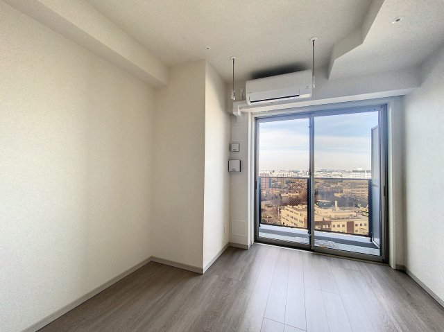 居室・リビング　落ち着いた色調のフローリングのお部屋です