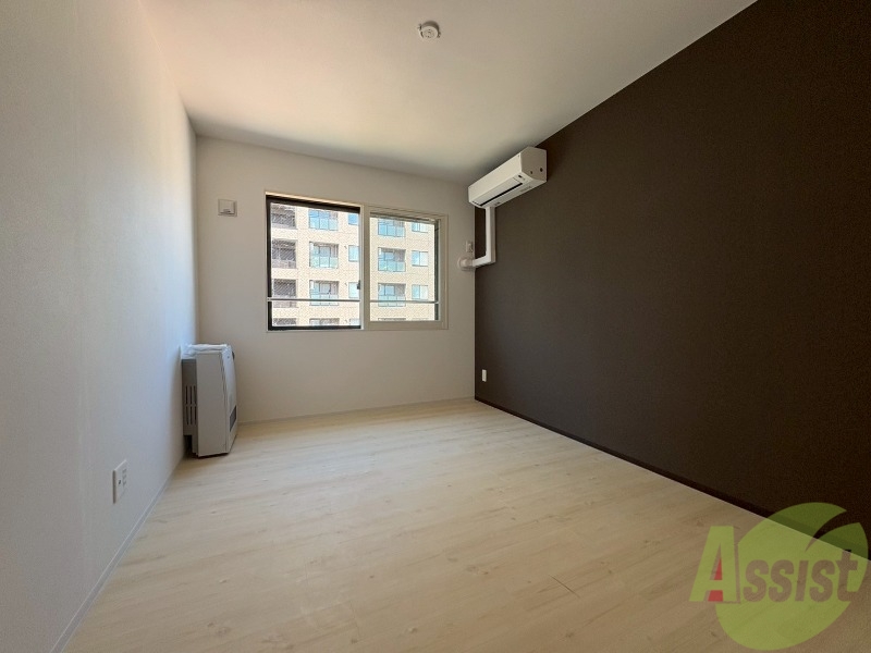 その他部屋・スペース　こちらのお部屋は光が差し込む、温かみのあるお部屋です。