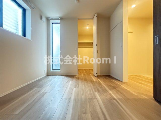 その他部屋・スペース　落ち着いた色調の寝室です