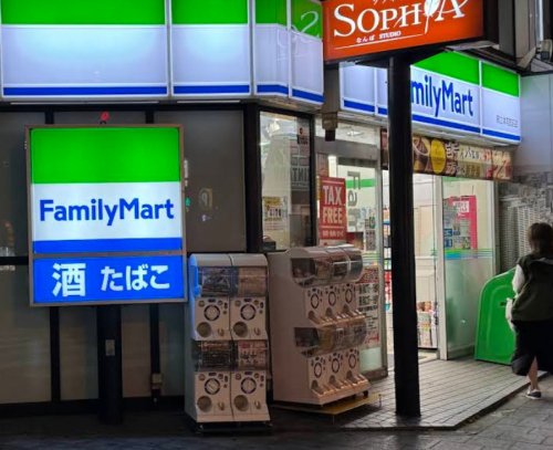 コンビニ　ファミリーマート 府立体育館前店（コンビニ）まで71m