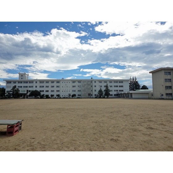 中学校　富山市立新庄中学校（中学校）まで645m