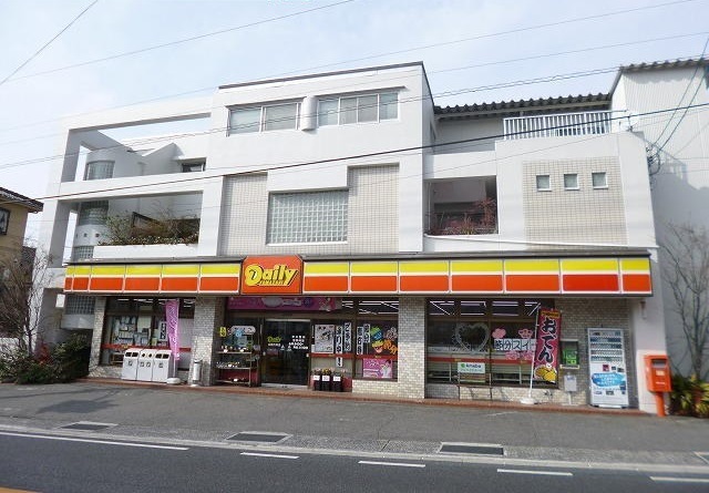 コンビニ　デイリーストア（コンビニ）まで400m
