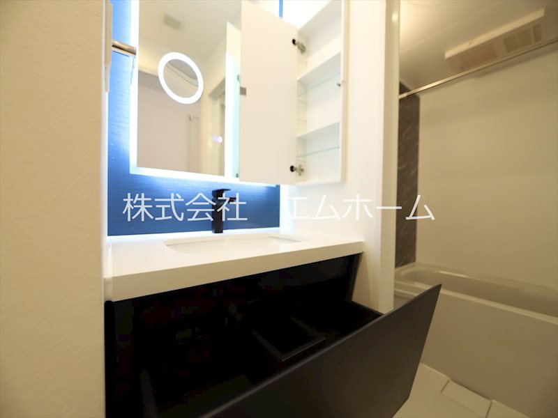 洗面設備　脱衣所　オシャレな独立洗面台　収納スペース有