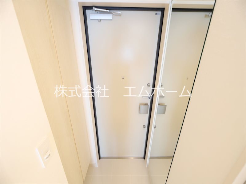 玄関　玄関　　全身鏡シューズボックス付（収納充実してます）