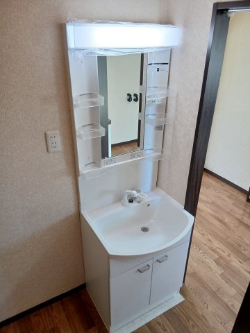 洗面設備　独立洗面化粧台が付いています