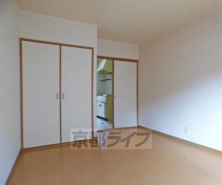 居室・リビング　大型バイク駐輪可能な物件です。バス・トイレ別、室内洗濯...