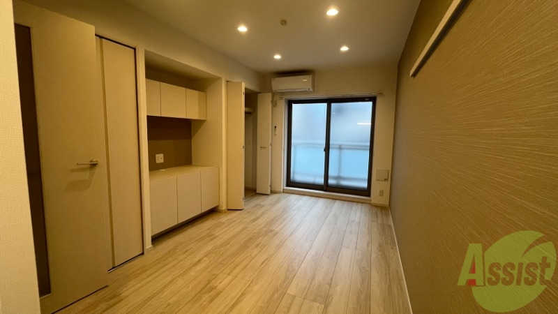 居室・リビング　温かみのあるフローリングの洋室になります。