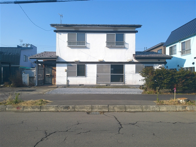 朝日町東1丁目8番貸家の外観写真