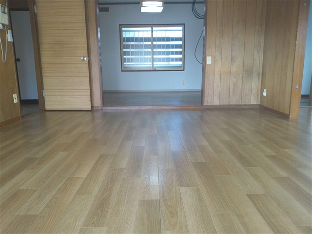 朝日町東1丁目8番貸家の居間写真