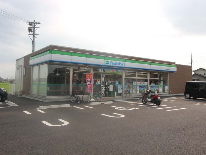 コンビニ　ファミリーマート（コンビニ）まで840m