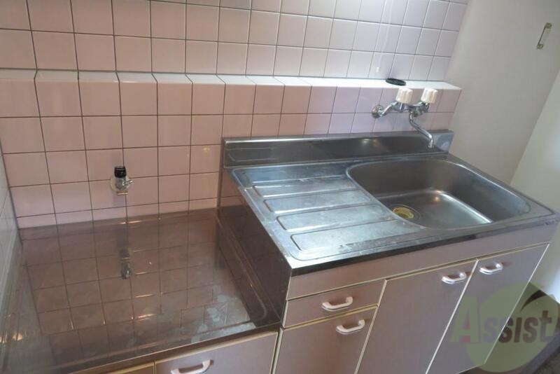 キッチン　キッチンは大きめでスペースがありますねー。