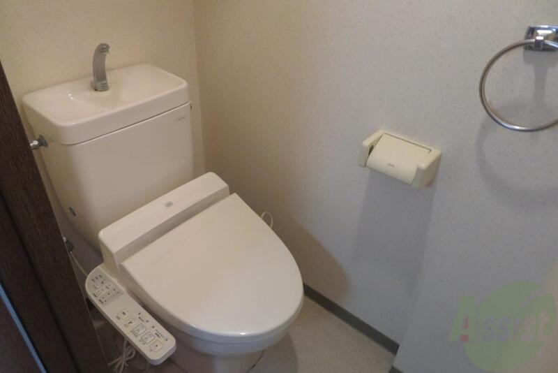 トイレ　トイレは温水洗浄も付き。これを喜ばれる方は多いです。