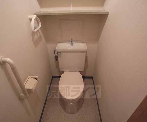 トイレ　トイレの棚は便利ですね。