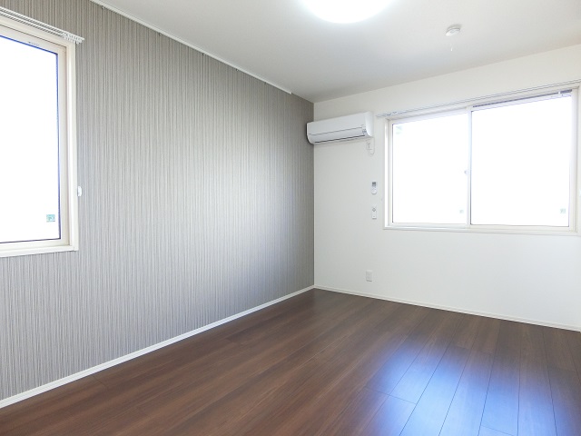 その他部屋・スペース　落ち着いた色調の寝室です