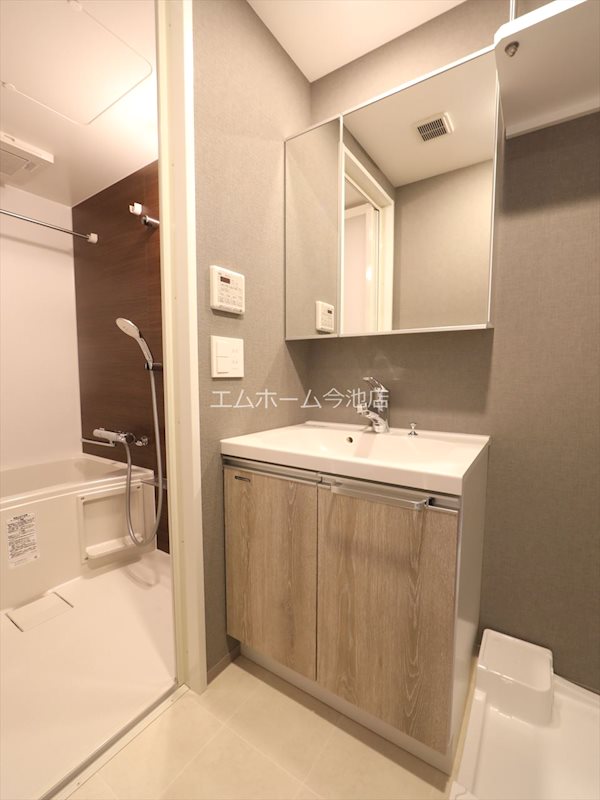 洗面設備　独立洗面台（シャンプードレッサー付）