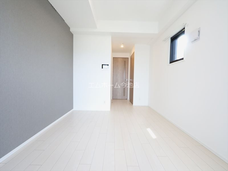 居室・リビング　洋室7.9帖　エアコン付　バルコニーに面しています