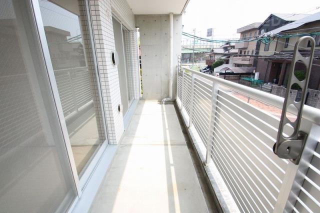 バルコニー　日当たりの良いベランダ。