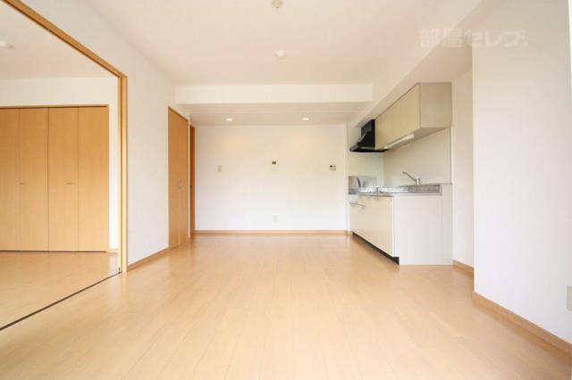 居室・リビング　広々として明るいリビングです。