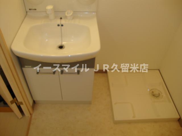 洗面設備　明るい洗面所です