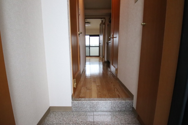 玄関　※他の号室の参考写真です※