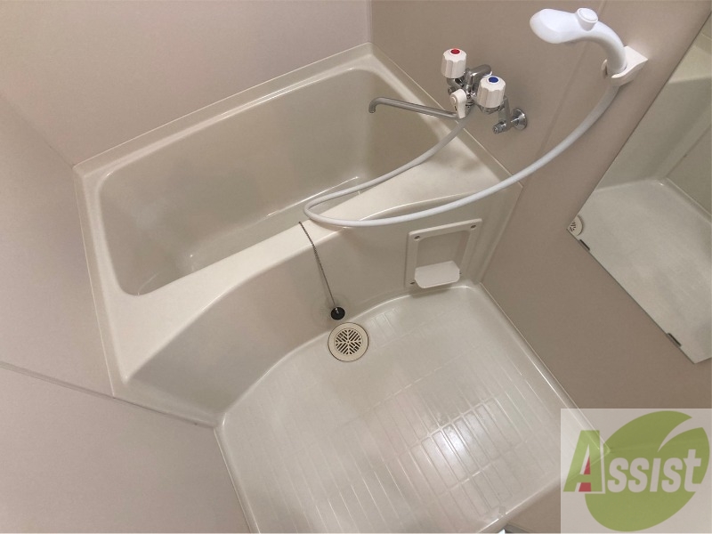 バス・シャワールーム　バスルームは狭すぎず、シャワーも浴びやすそうです。