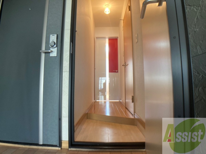 玄関　玄関の様子です。明るい印象ですね。気分もあがりそう。