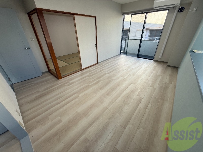 居室・リビング　．