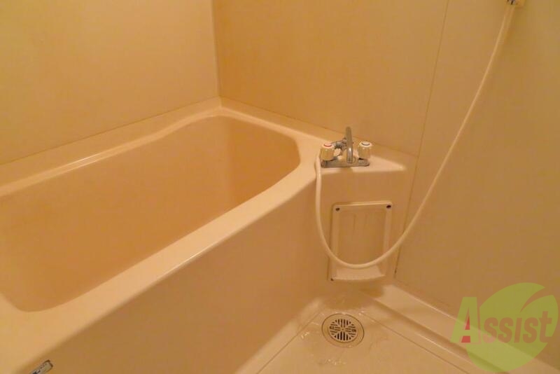 バス・シャワールーム　広いバスタブで足を伸ばせてゆっくり休めるね。