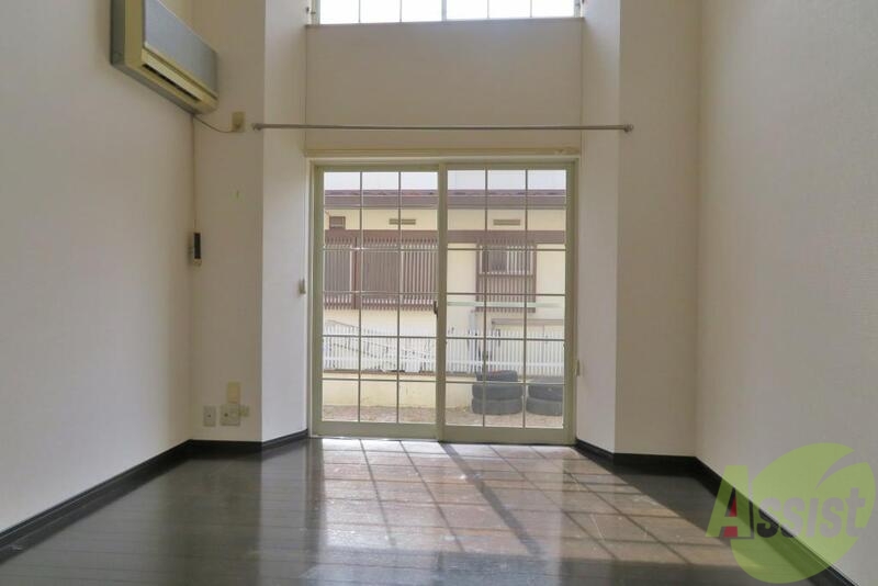 居室・リビング　広いリビングで天井が高くて、開放感ありますね。