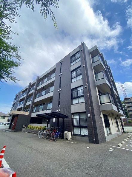 建物外観　ショッピング施設が徒歩圏内の便利で緑豊かな閑静な住宅街です♪