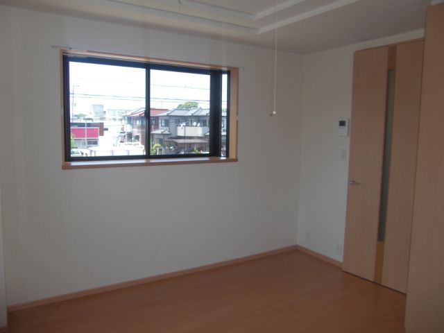その他部屋・スペース　角部屋タイプで出窓もあり、明るいですよ