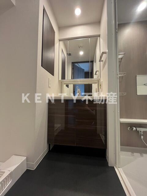 洗面設備　独立洗面台、小物を置くことができて便利です